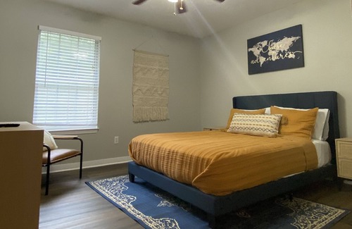 Wright House | Newly Renovated Townhouse, 12 min from the beach!