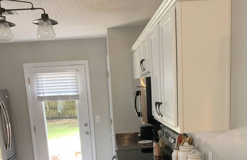 Wright House | Newly Renovated Townhouse, 12 min from the beach!