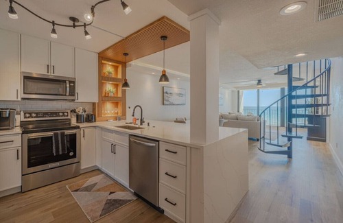 Panama City Beach Apartment | *NEWLY RENOVATED* Penthouse 3bd/3ba FREE beach chairs/tennis/pickleball/fitness