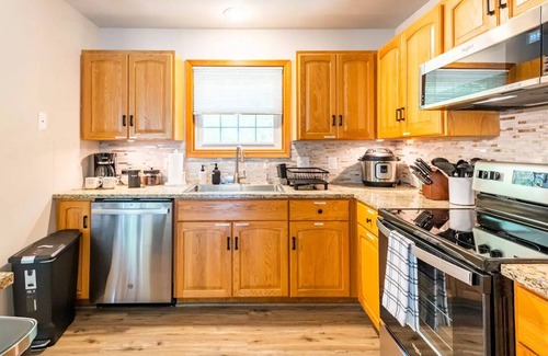 East Stroudsburg Villa | Newly Renovated! Dog Friendly! Hot Tub! “Friends” TV Show Themed House!