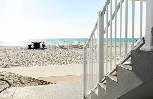 Boca Grande Condo | Newly renovated 2-bedroom beachfront condo in Boca Grande with pool, AC & WiFi