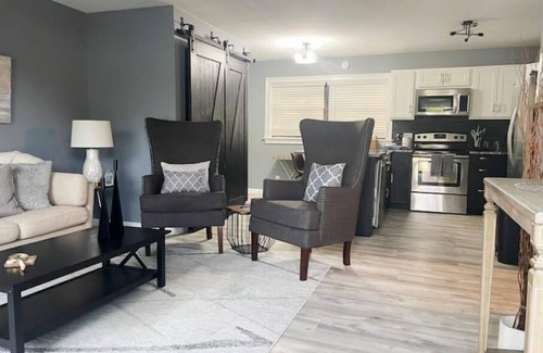 Nashville House | Newly Renovated 2 Bdr + Huge Deck + Home Office