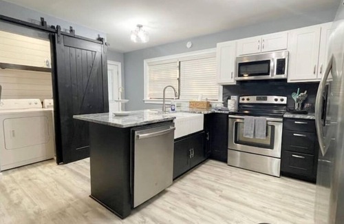 Nashville House | Newly Renovated 2 Bdr + Huge Deck + Home Office