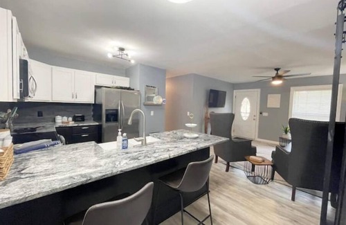 Nashville House | Newly Renovated 2 Bdr + Huge Deck + Home Office