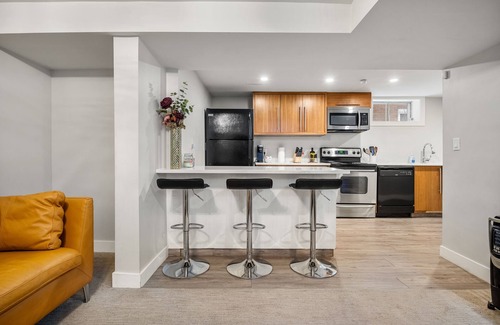 Crescent Heights House | Newly Renovated 2 BDRM Near DT & River w/Parking