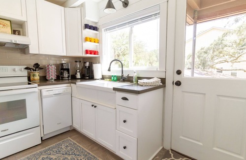 Saint Simons Island Cottage | Newly Renovated 2 Bedroom Cottage! One block to Beach! Walk to King & Prince!