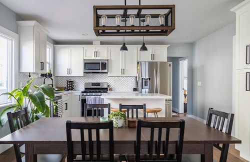 Oakland House | NEWLY Renovated 2 BR | 1 BA Havenscourt Home