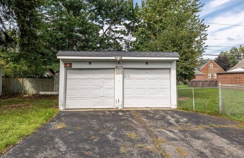 South Euclid House | NEWLY RENOVATED 2BD HOUSE! ONLY 5.5mi from Cleveland Clinic Main Campus