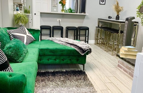 Bedford-Stuyvesant House | Newly renovated 2bedroom duplex w/king size bed , jetted tub and outdoor space