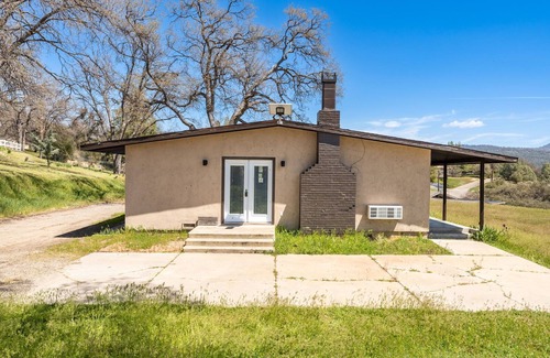 Oakhurst House | NEWLY RENOVATED 2bedroom in heart of Oakhurst
