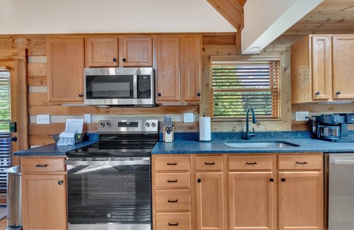 Newland Cabin | Newly Renovated-2BR/2BA Near Grandfather Mtn