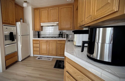 Del Aire House | Newly renovated 3 bdr home. Just 15 min to the beach, 24 hour pancakes & SpaceX.