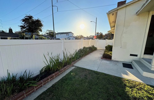 Del Aire House | Newly renovated 3 bdr home. Just 15 min to the beach, 24 hour pancakes & SpaceX.