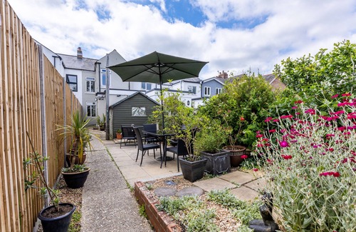 Chichester House | Newly renovated 3 Double Bedroom 5 Bed House with free parking