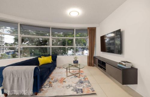 Fortitude Valley Apartment | Newly Renovated 3BR Apartment 2 Parking Spaces Pool Gym City Views Walk to Shops