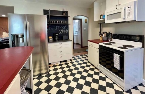 Aksarben - Elmwood Park House | *Newly* Renovated 3min UNMC; 10min Downtown & Zoo