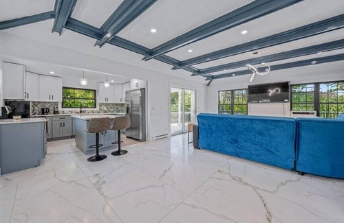 Saltaire House | Newly renovated 4 bed 2 bath close to bay and beach