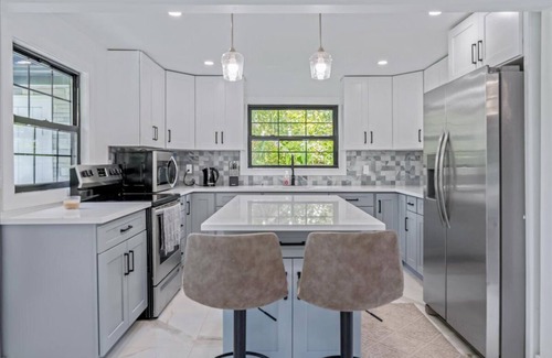 Saltaire House | Newly renovated 4 bed 2 bath close to bay and beach