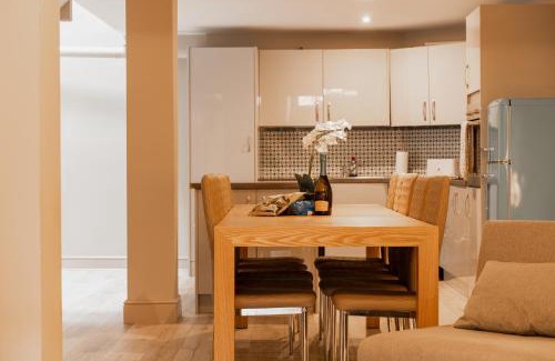 Tarvin House | Newly Renovated 4 bed in Tarvin, Near Chester - Sleeps up to 15