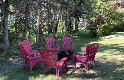 Mountain View House | Newly renovated 5 bedroom 2 bath house on Payne Lake road 15 mins from Waterton