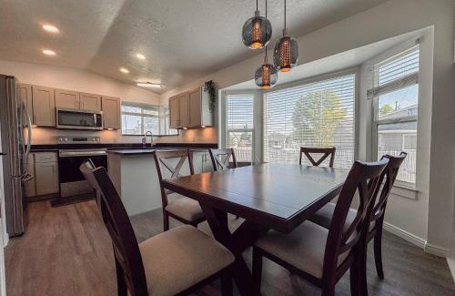 Kearns House | Newly Renovated 5 BR 3 Bth in SLC