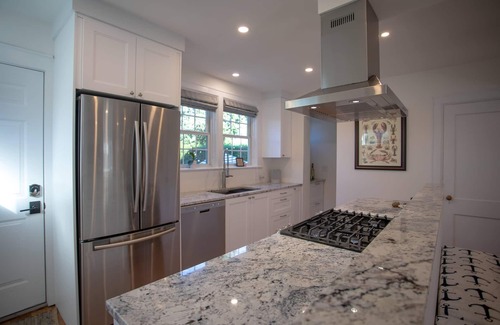 Cliff Walk House | Newly Renovated 6BR with Parking & Outdoor Shower!
