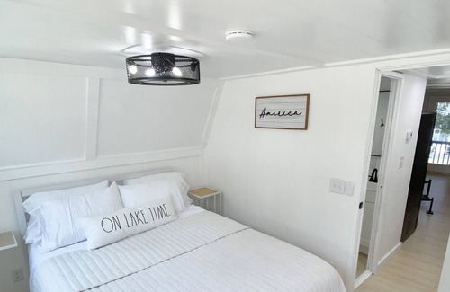 Lampe House | Newly Renovated A-frame cabin, minutes from the lake