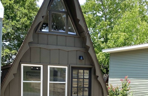Lampe House | Newly Renovated A-frame cabin, minutes from the lake