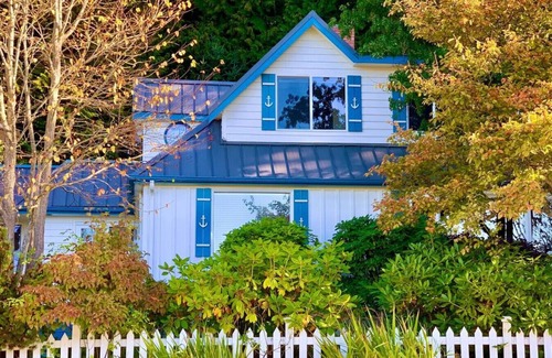 Freeland House | NEWLY Renovated Anchor House | Rooftop Patio | Pet Friendly | 3min Walk to Beach