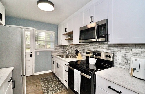 Valdosta House | Newly Renovated and Furnished 3/1 Single Family Home