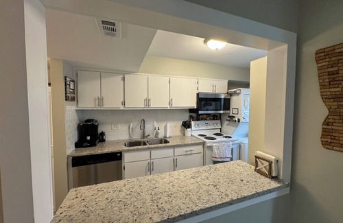 Athens House | Newly renovated, beautiful 2-bedroom Dawghouz townhome 1 mi to stadium in Athens