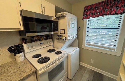 Athens House | Newly renovated, beautiful 2-bedroom Dawghouz townhome 1 mi to stadium in Athens