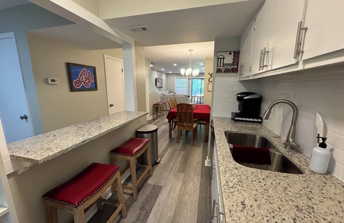 Athens House | Newly renovated, beautiful 2-bedroom Dawghouz townhome 1 mi to stadium in Athens