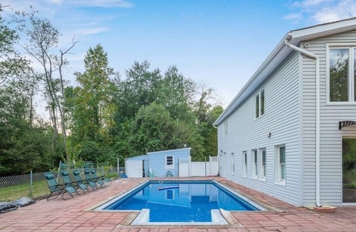 New Hempstead House | Newly Renovated Beautiful Cozy Home with Pool