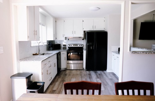 Nall Hills Condo | Newly Renovated Condo Sleeps 11