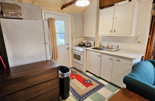 Lindsay Cabin | Newly Renovated 2 Bedroom Cabin - Sandy Beach/Firepit/Boating & More