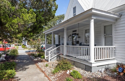 Morehead City Cottage | Newly Renovated Carriage House. 1 bed 1 marble bath with tub. Walking distance.