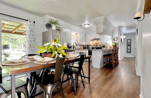 Marksville House | Newly Renovated Charming 3-bedroom house in Marksville - Sleeps 10