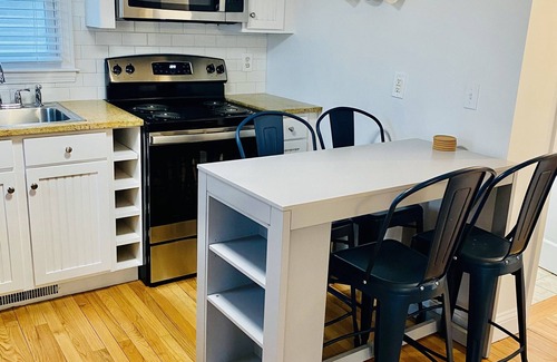 Easton's Point Cottage | Newly Renovated - Charming Cottage by Easton's Beach