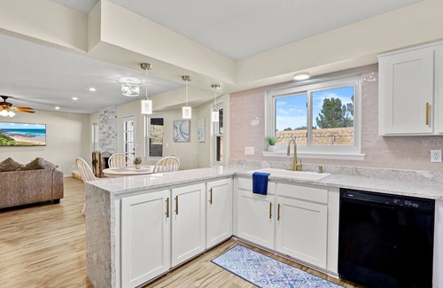 Biggs Field House | Newly Renovated Cozy Retreat - Close to Airport