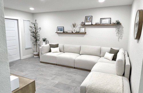Wellington House | Newly renovated cozy 2 bedroom 2 bath home