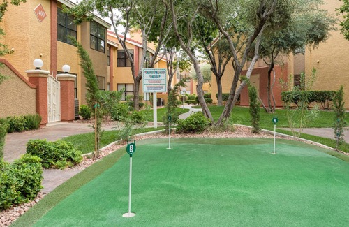 Las Vegas House | Newly Renovated Deluxe Condo Sleeps 4 - Free Shuttle To/From Strip, Outdoor Pool