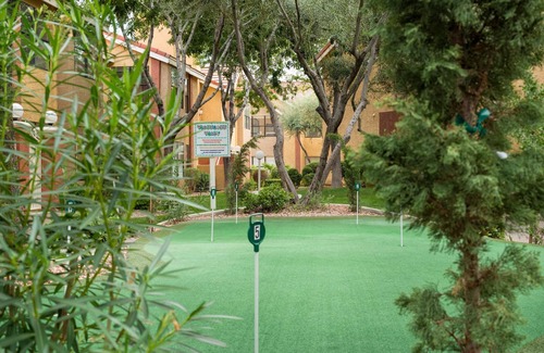 Las Vegas House | Newly Renovated Deluxe Condo Sleeps 4 - Free Shuttle To/From Strip, Outdoor Pool