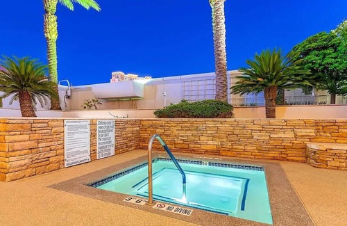 Las Vegas Apartment | Newly Renovated Exquisite Trump Studio 1712 Great Views
