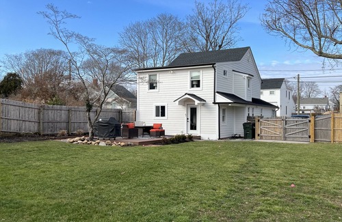 Greenport House | Newly renovated farmhouse - steps to Greenport Village