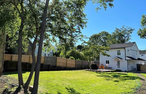 Greenport House | Newly renovated farmhouse - steps to Greenport Village