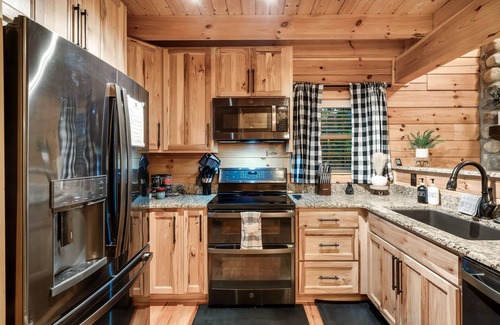 Gatlinburg - Pigeon Forge Cabin | Newly Renovated! Fishing, Full Game Rm, Hot Tub!