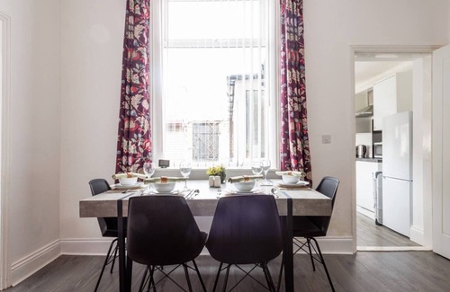 Sunderland House | Newly Renovated 3BR House near hospital & uni
