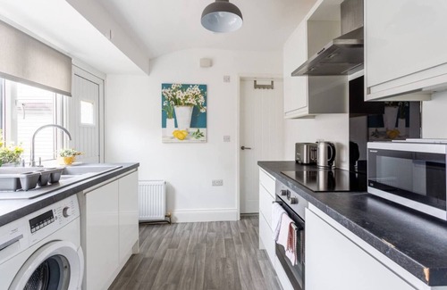Sunderland House | Newly Renovated 3BR House near hospital & uni
