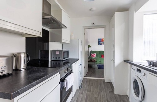Sunderland House | Newly Renovated 3BR House near hospital & uni